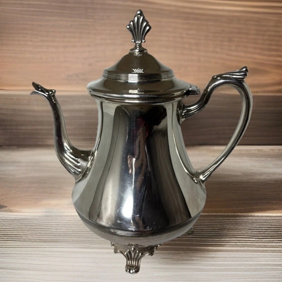 Vintage WM Rogers Silverplate Teapot 800 Silverplate Footed Cottagecore - Picture 1 of 5